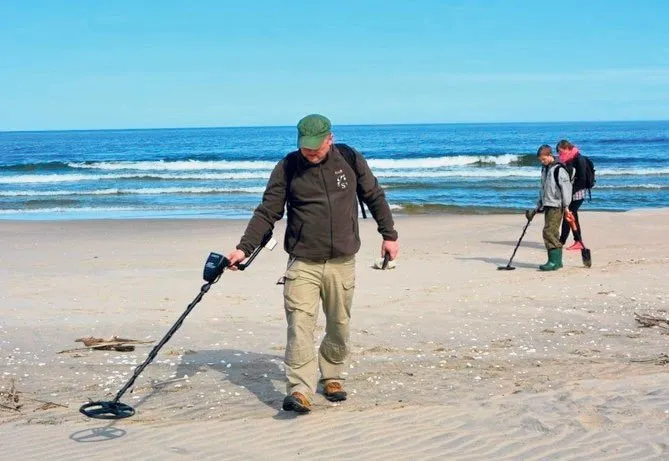 Zdjęcie Czy można chodzić z wykrywaczem metali po plaży nad jeziorem bez obaw?