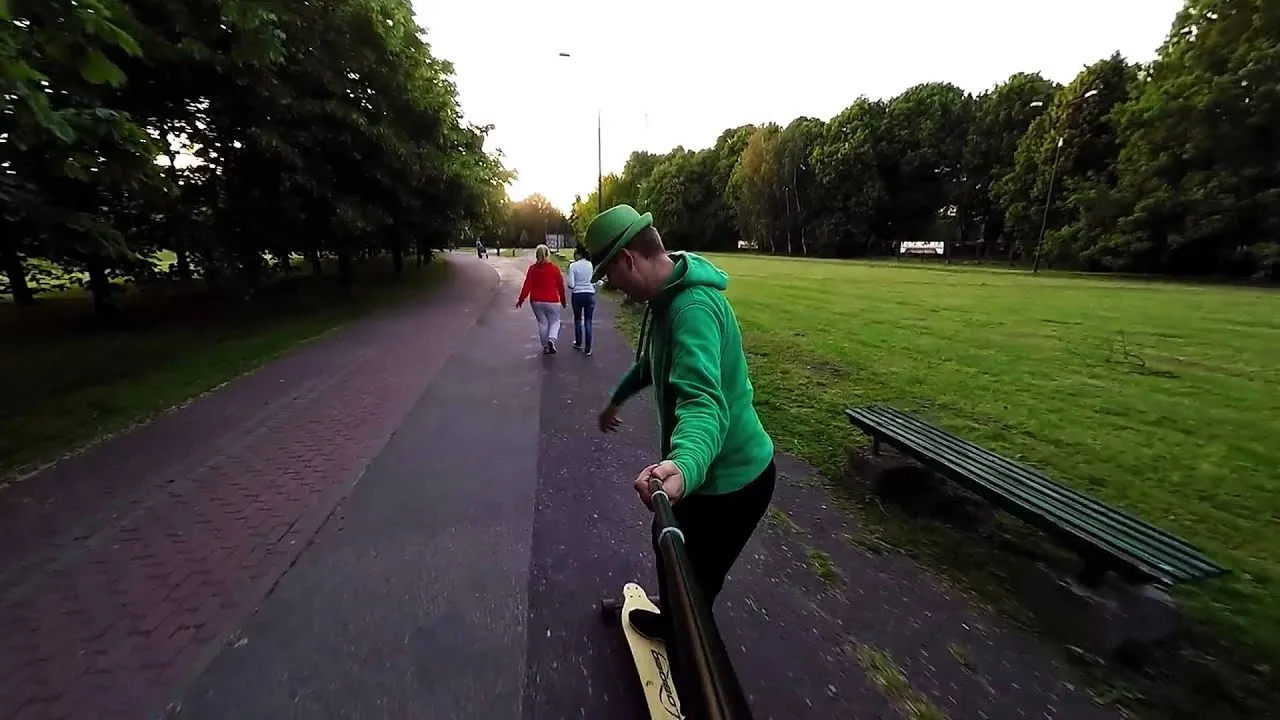 Zdjęcie Jak jeździć na longboardzie - najważniejsze techniki i porady dla początkujących
