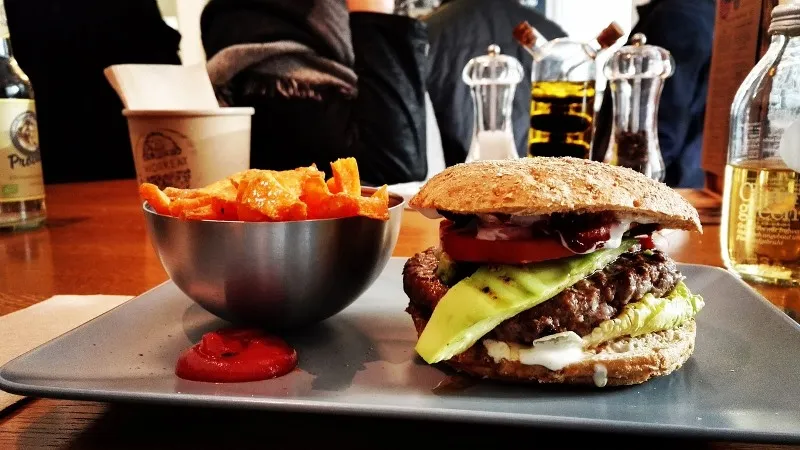Zdjęcie Jak jeść burgera: unikaj bałaganu i ciesz się smakiem bez stresu