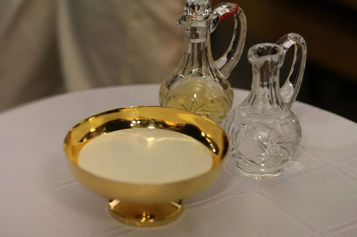Zdjęcie Dary składane na ołtarzu i ich znaczenie w liturgii katolickiej