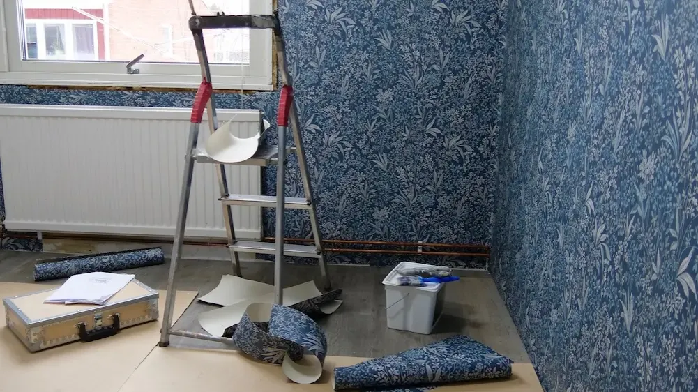 Zdjęcie Jak wybrać idealną tapetę na nierówne ściany i ukryć ich wady skutecznie