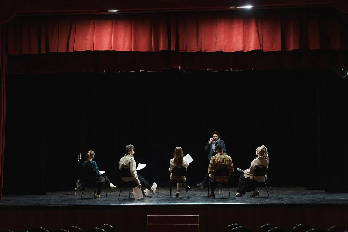 Zdjęcie Kto pracuje w teatrze? Poznaj kluczowe role i ich znaczenie