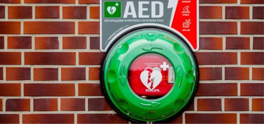 Zdjęcie Defibrylator jaki prąd: kluczowe informacje o napięciu i bezpieczeństwie
