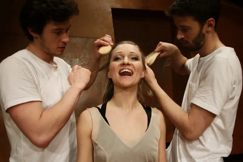 Zdjęcie Do DNA spektakl – Emocjonujące przedstawienie absolwentów Krakowa