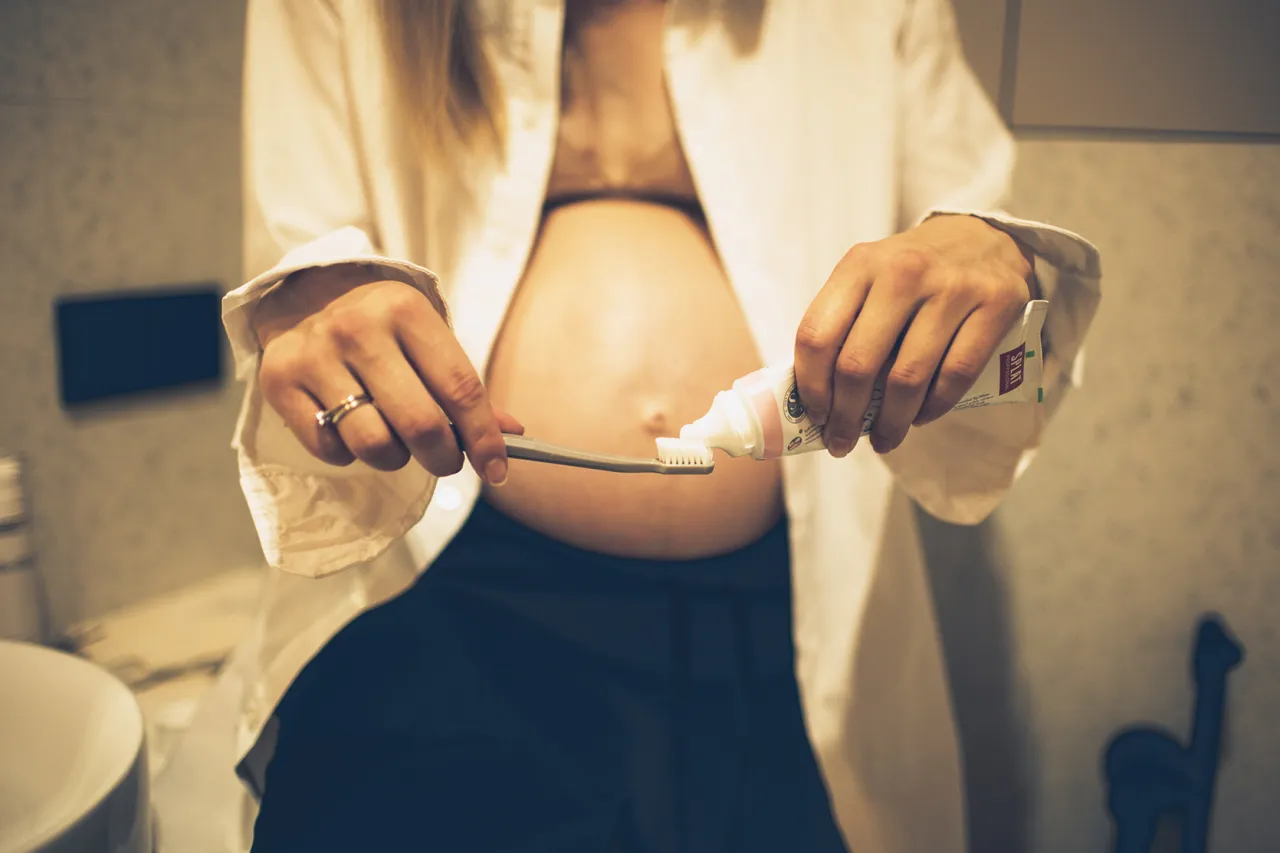 Zdjęcie Jak zadbać o dziąsła w ciąży, aby uniknąć bólu i komplikacji