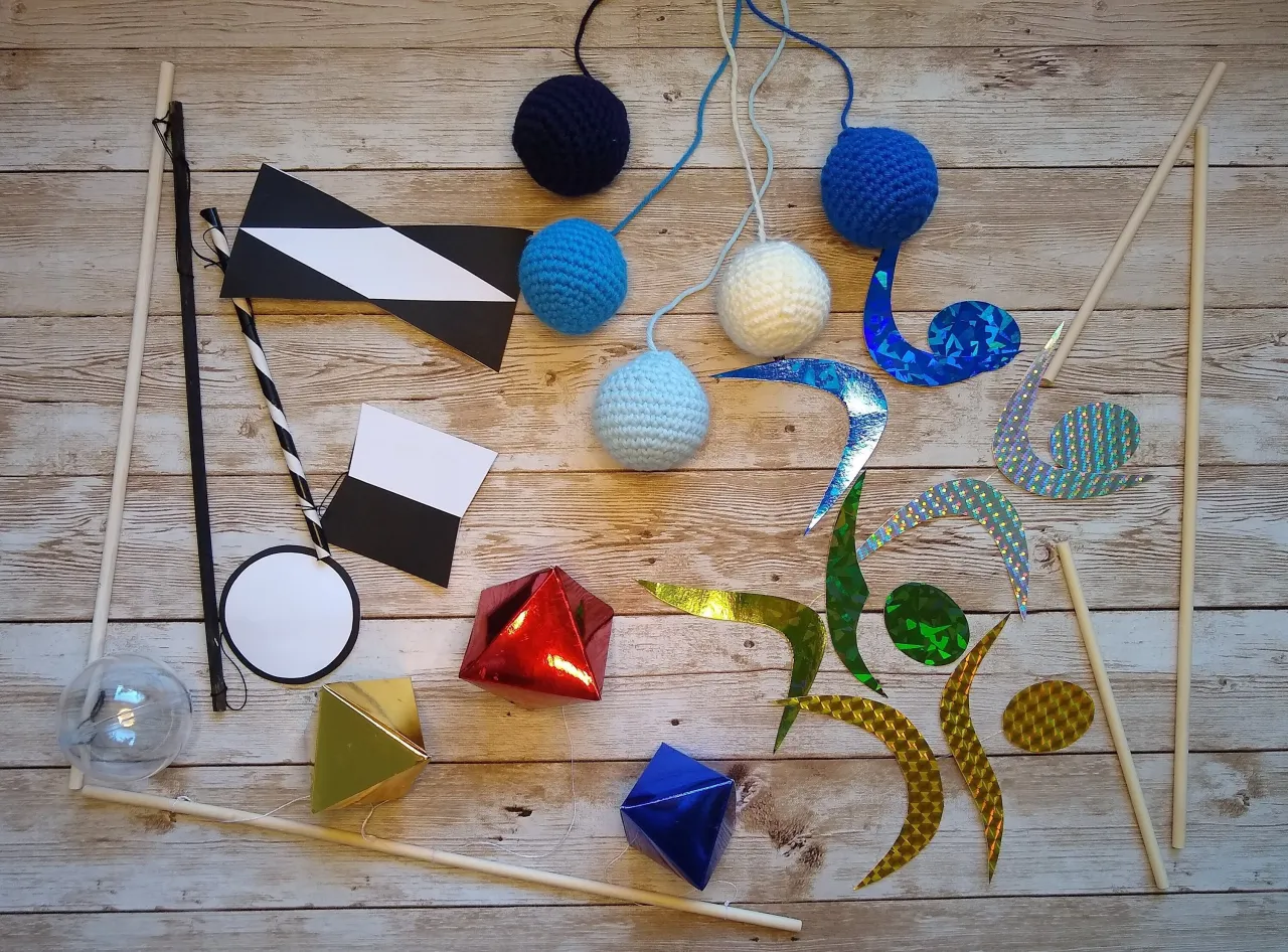 Zdjęcie Jak stworzyć wyjątkowy mobil Montessori DIY dla Twojego noworodka