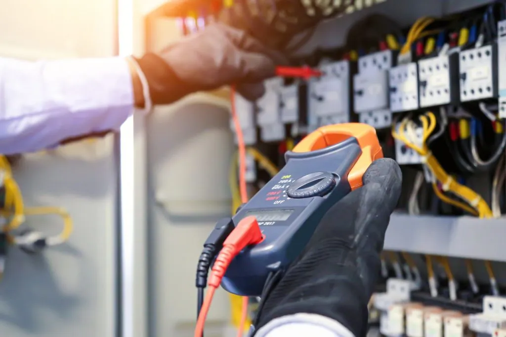 Zdjęcie Kontrola instalacji elektrycznej w bloku - co musisz wiedzieć, aby uniknąć problemów