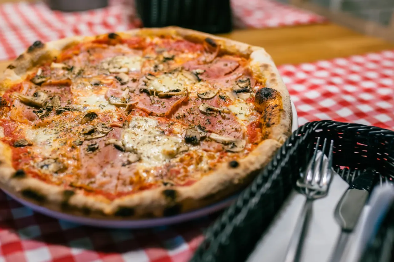 Zdjęcie Czy pizza to fast food? Odkryj smaki i jakość różnych rodzajów pizzy