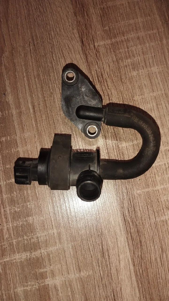 Zdjęcie Gdzie jest zawór par paliwa Astra J 1.4 turbo? Sprawdź lokalizację i wymianę