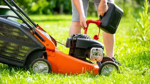 Zdjęcie Jak wymienić olej w kosiarce STIHL - uniknij kosztownych błędów