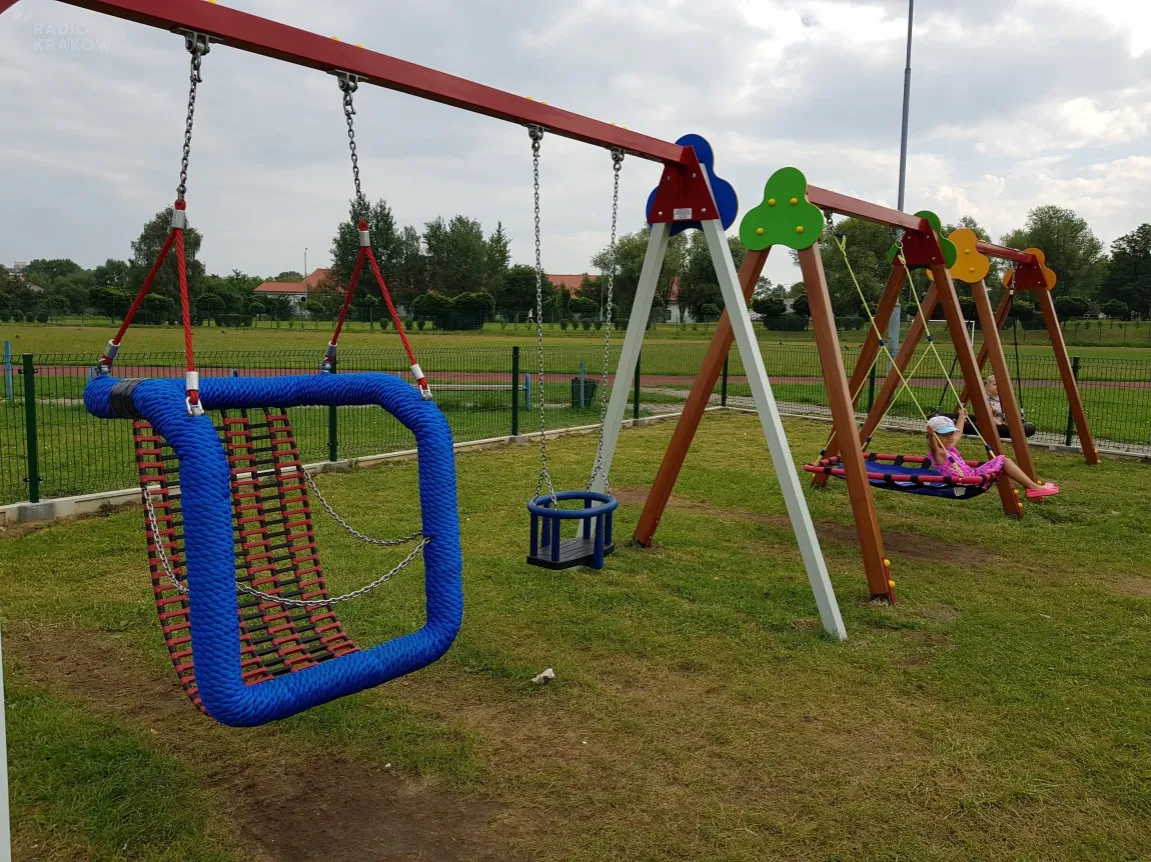 Zdjęcie Integracyjny plac zabaw – jak wybrać bezpieczne miejsce dla każdego dziecka?