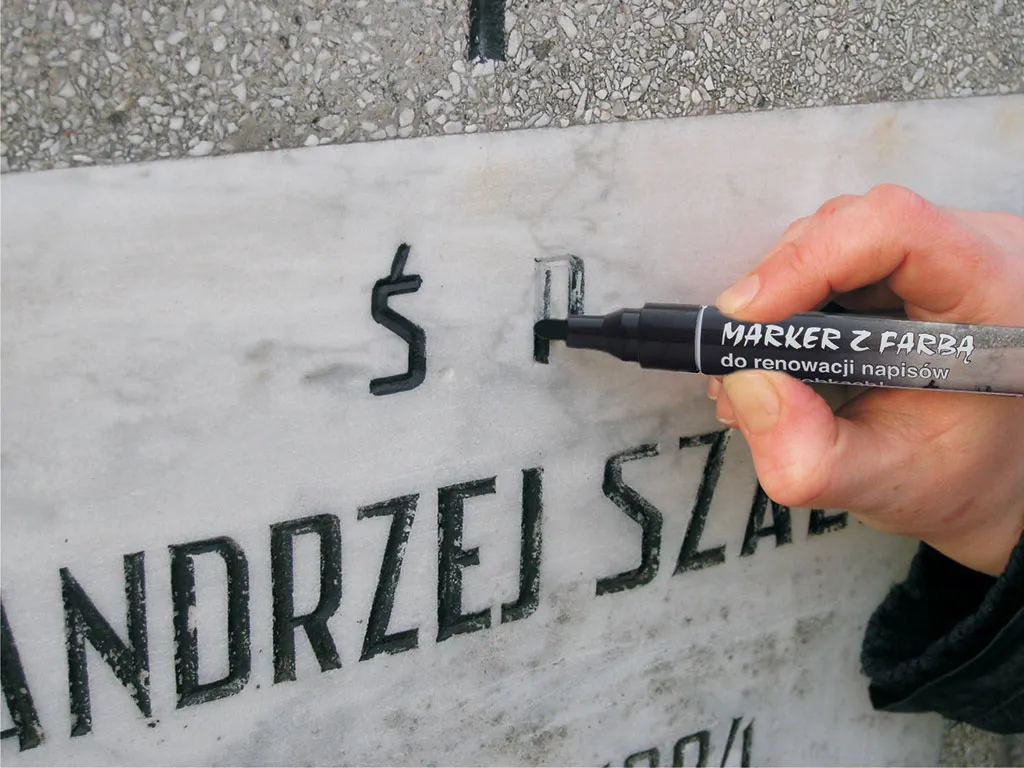 Zdjęcie Jak odnowić złote litery na pomniku i przywrócić im blask