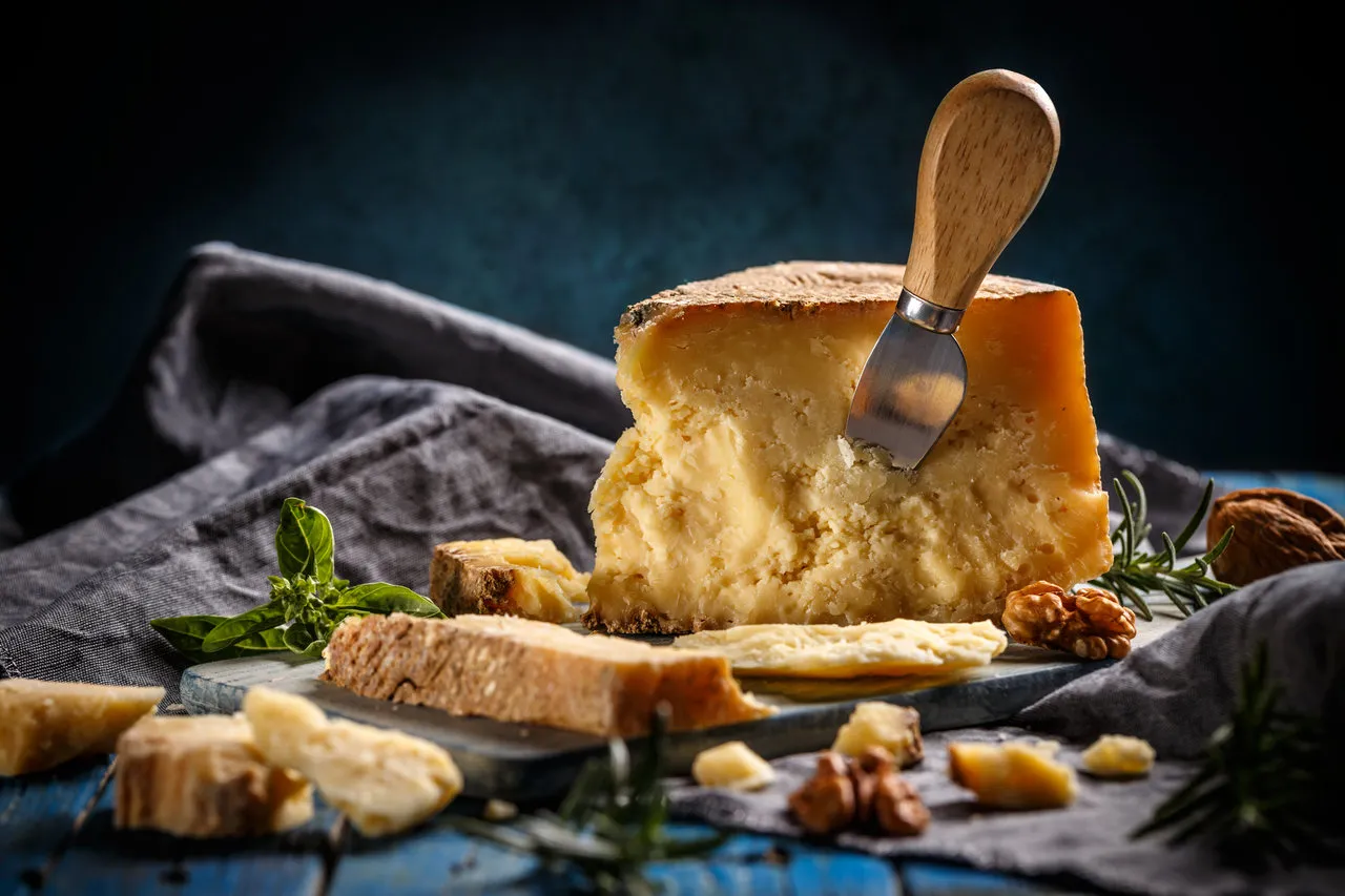 Zdjęcie Ile kalorii ma parmezan? Sprawdź, co musisz wiedzieć o serze