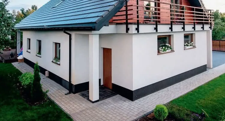 Zdjęcie Jak zrobić cokół na elewacji – krok po kroku, by uniknąć wilgoci i uszkodzeń