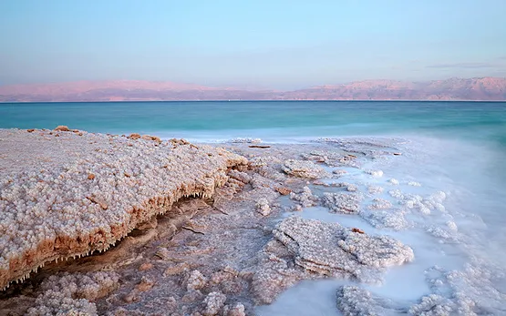 Zdjęcie Czy Morze Martwe to jezioro? Odkryj jego niezwykłe cechy