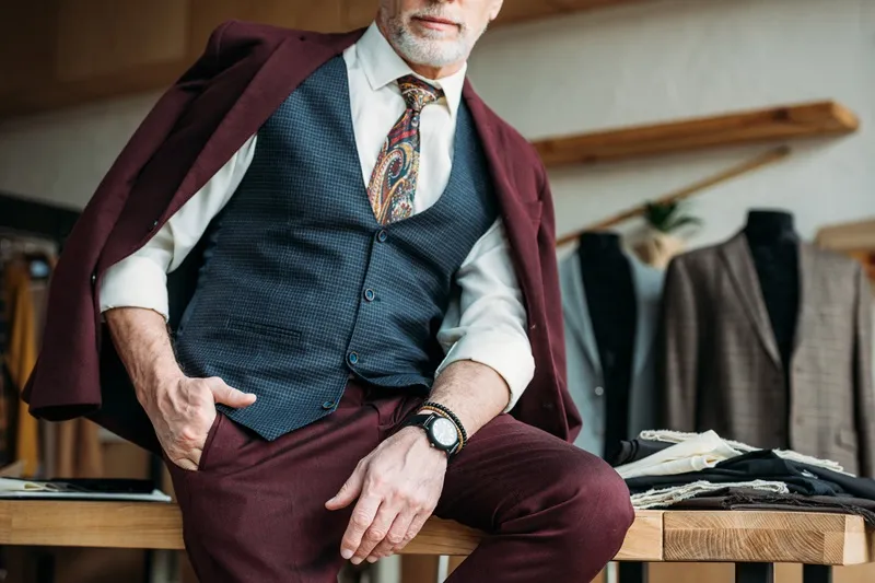 Zdjęcie Jaką koszulę do bordowych spodni wybrać, aby wyglądać stylowo?