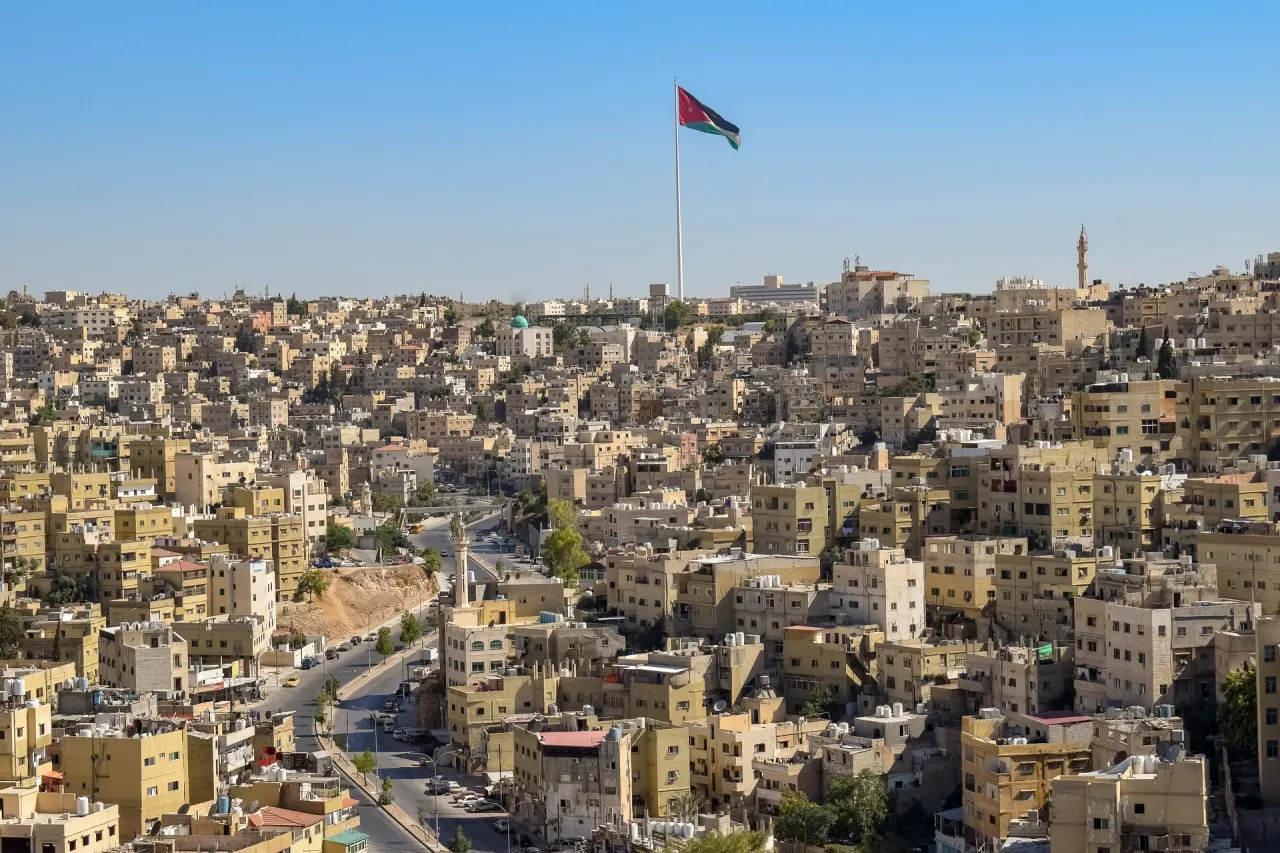 Zdjęcie Ile trwa lot do Jordanii? Sprawdź czas podróży z różnych miast w Polsce