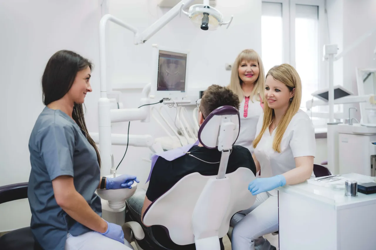 Zdjęcie Czy można jeść przed dentystą? Dowiedz się, co warto wiedzieć przed wizytą