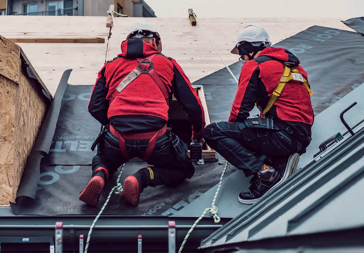 Zdjęcie Kim zajmuje się dekarz? Poznaj kluczowe obowiązki i umiejętności
