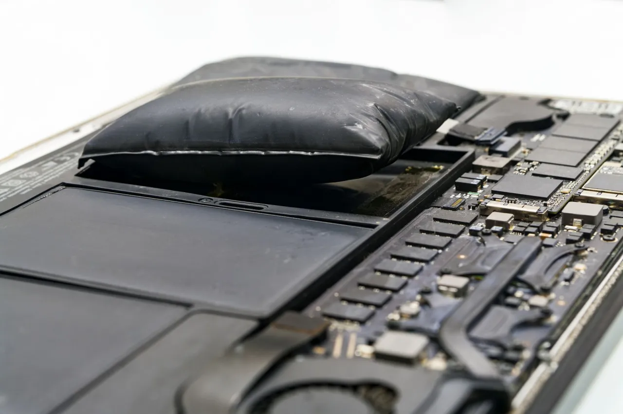 Zdjęcie Wymiana baterii laptop Asus: uniknij kosztownych błędów i zagrożeń