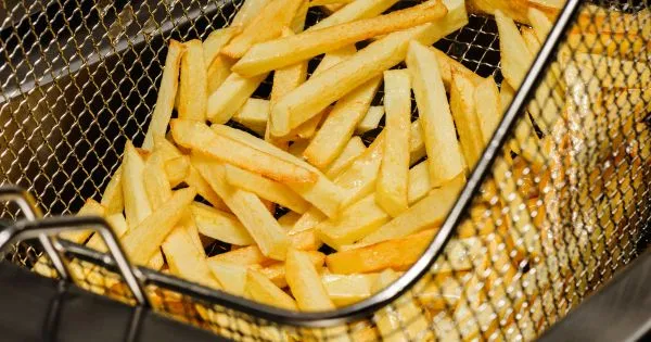 Zdjęcie Ile smażyć frytki, aby były idealnie chrupiące i złociste?
