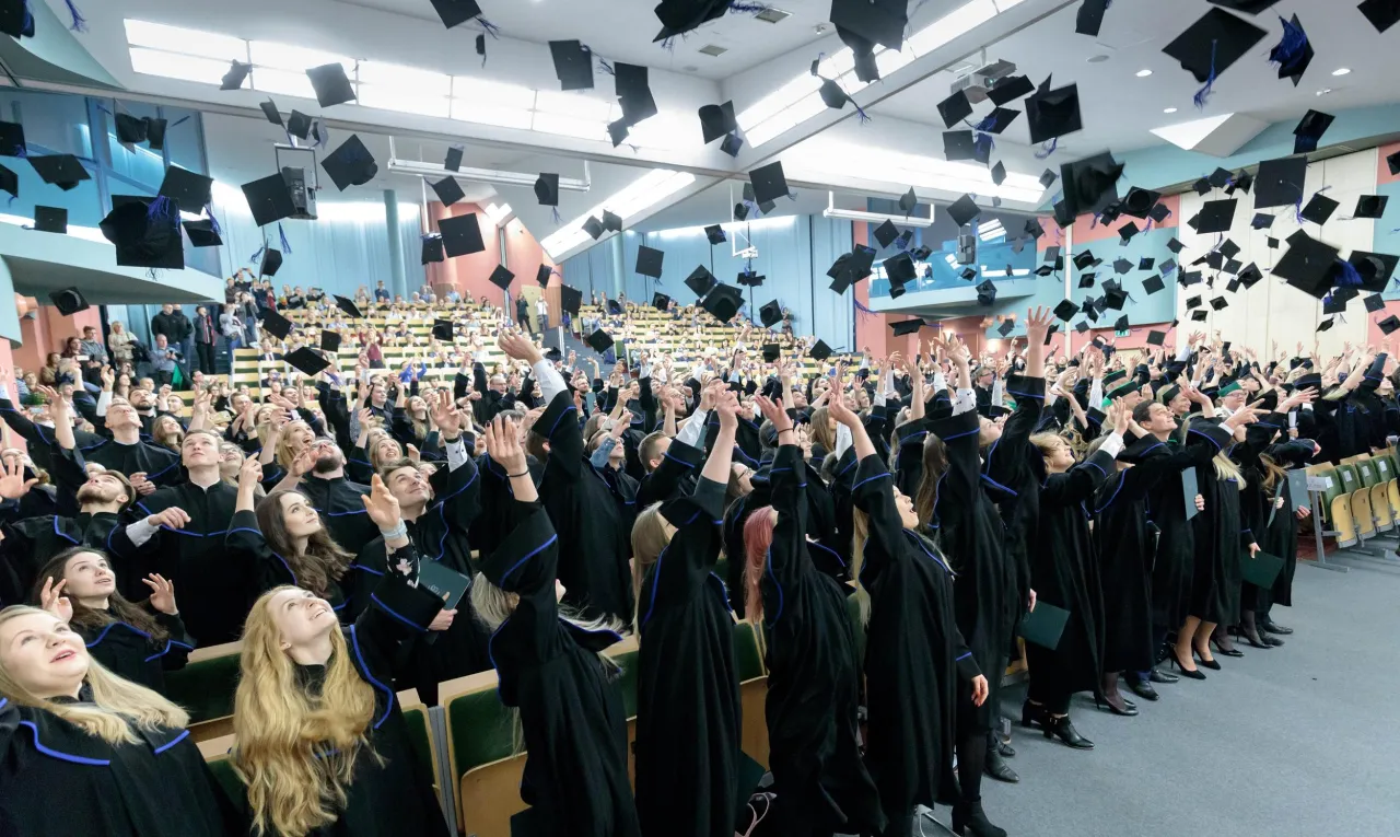 Zdjęcie Pierwsza pensja po studiach: ile naprawdę zarabiają absolwenci?