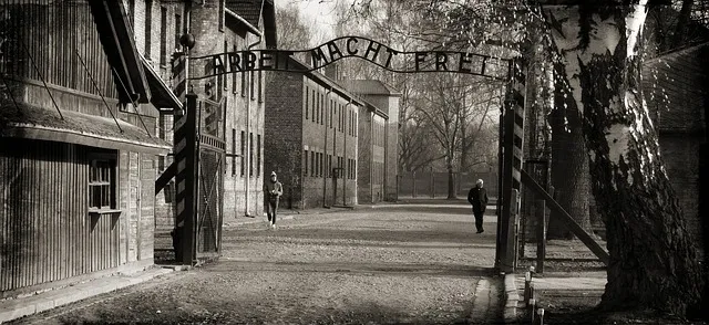 Zdjęcie Dlaczego warto odwiedzić Auschwitz i jakie lekcje można z niego wynieść