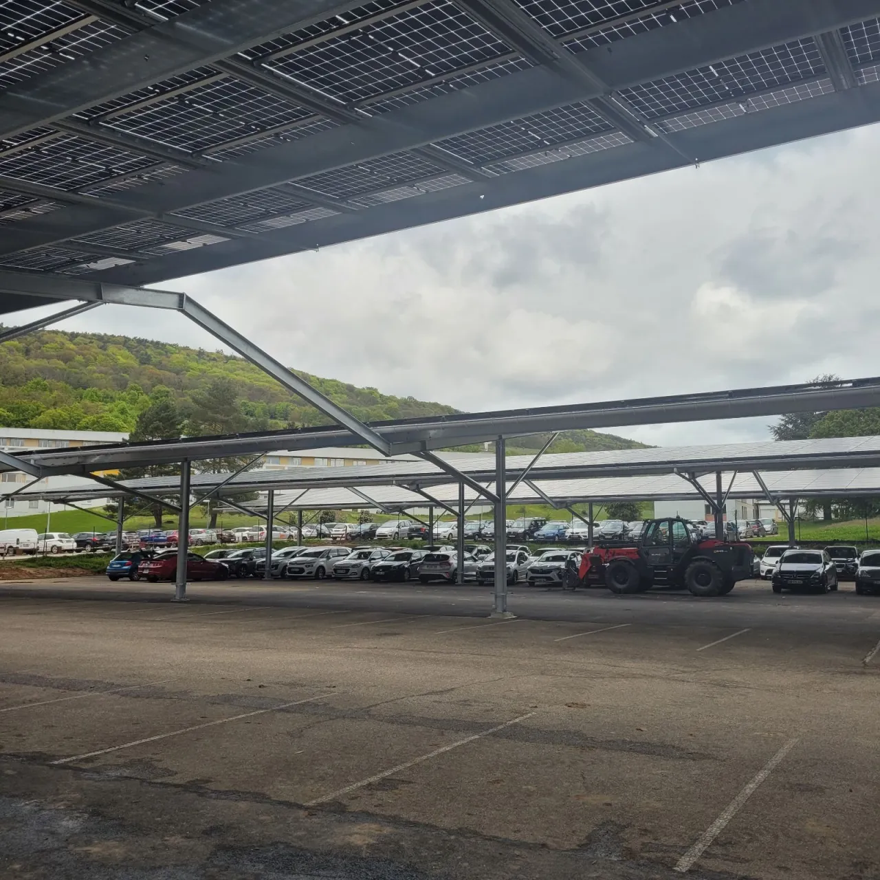 Zdjęcie Combien de panneaux photovoltaïques pour 8000 kW : calculez vos besoins énergétiques