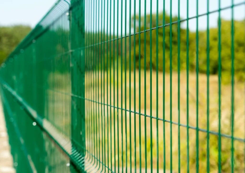 Zdjęcie Jaka odległość ogrodzenia od chodnika? Poznaj ważne przepisy i zasady