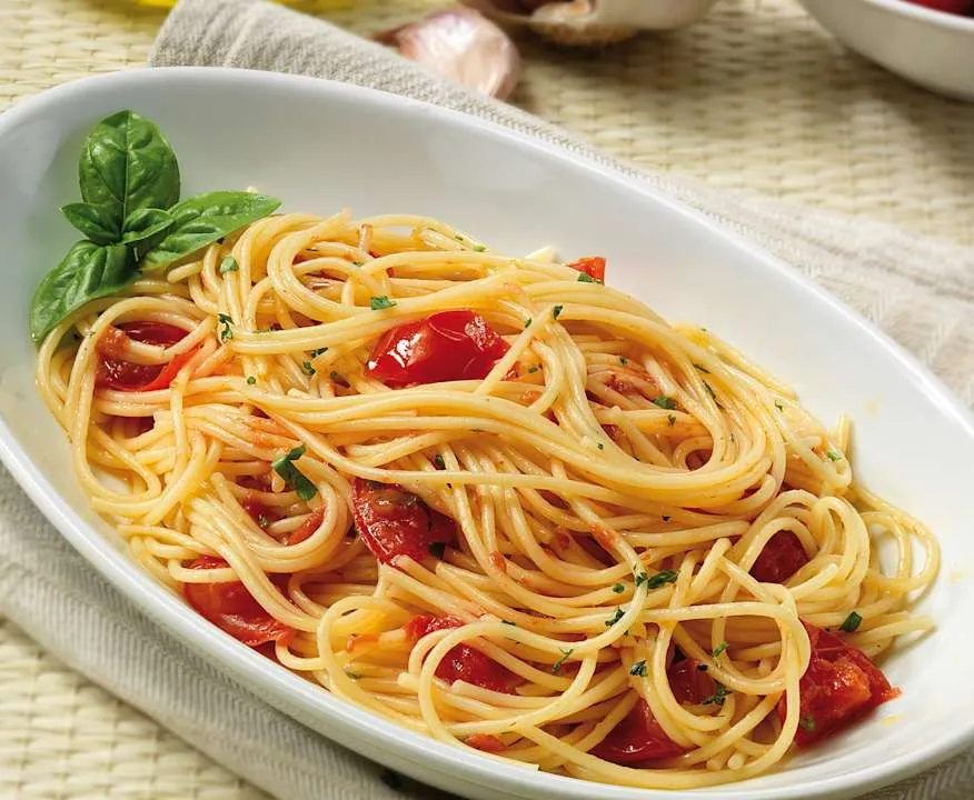 Zdjęcie Spaghetti aglio olio z pomidorami – prosta receptura pełna smaku