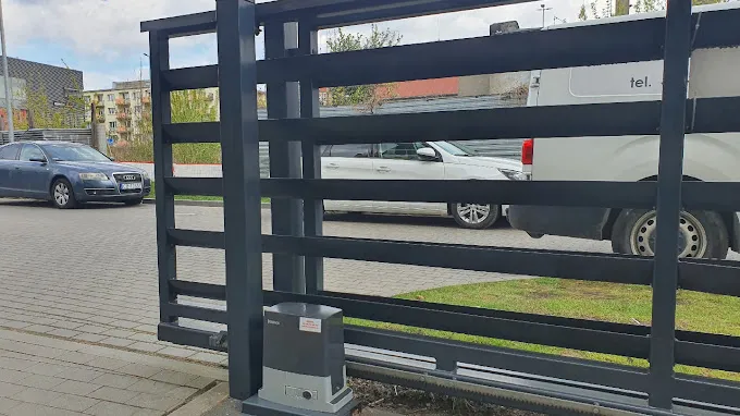 Zdjęcie Jakie siłowniki do bramy dwuskrzydłowej - uniknij kosztownych błędów