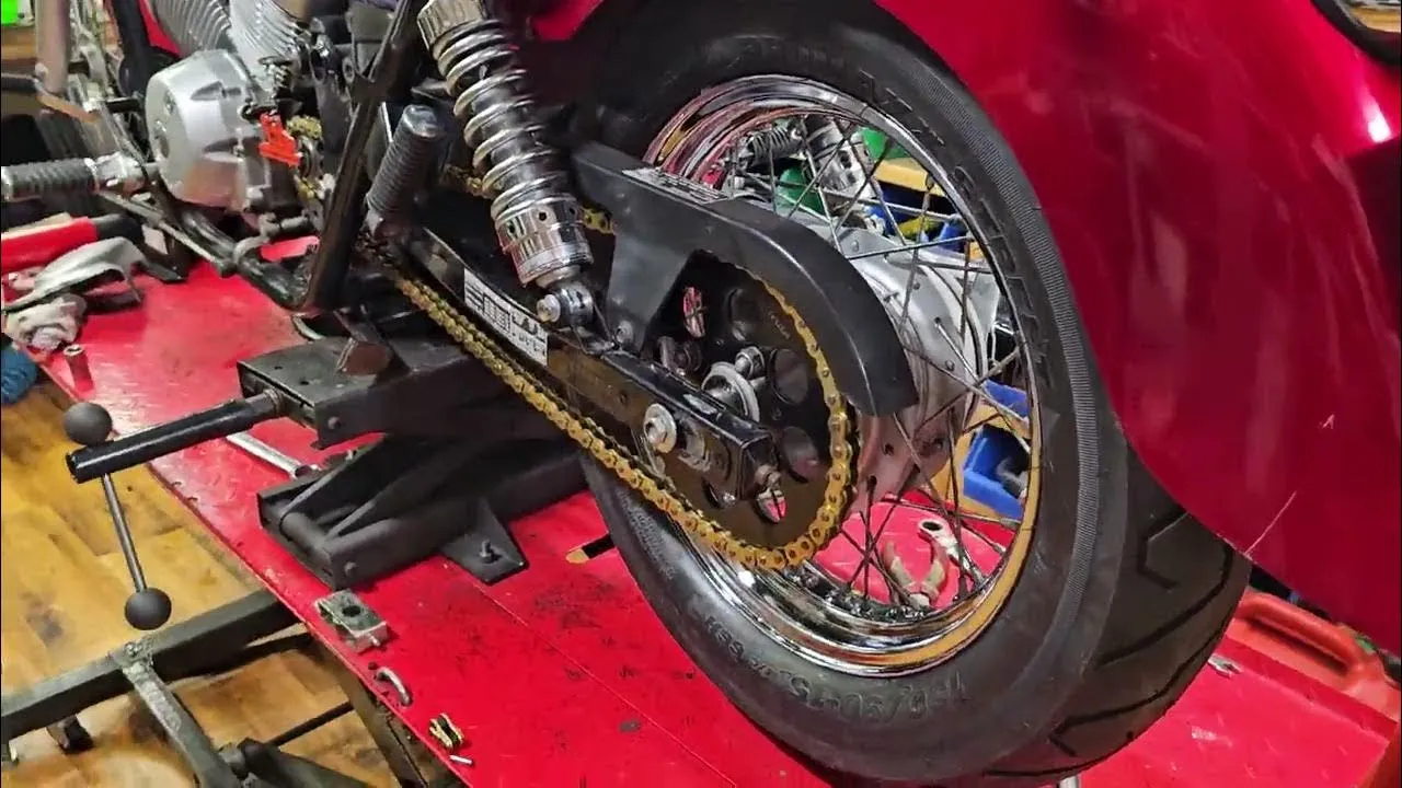 Zdjęcie Jak zakuć łańcuch motocyklowy - uniknij błędów i zapewnij bezpieczeństwo