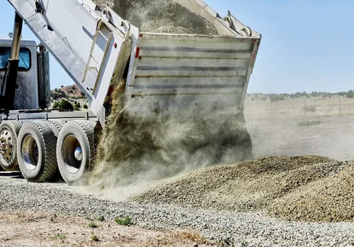 Zdjęcie Ile kosztuje wywrotka żwiru? Cena + Transport [2024]