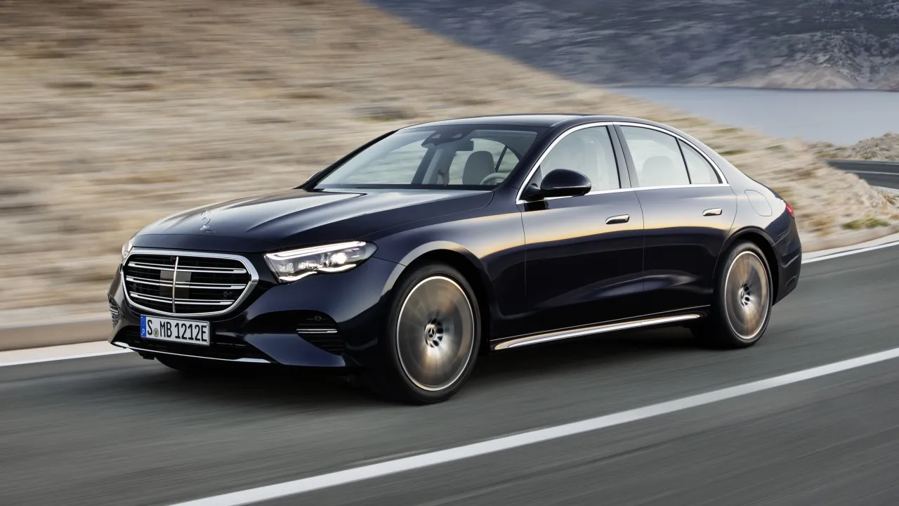Zdjęcie Mercedes-Benz E-Class: Poznaj jego wyjątkowe cechy i rywali