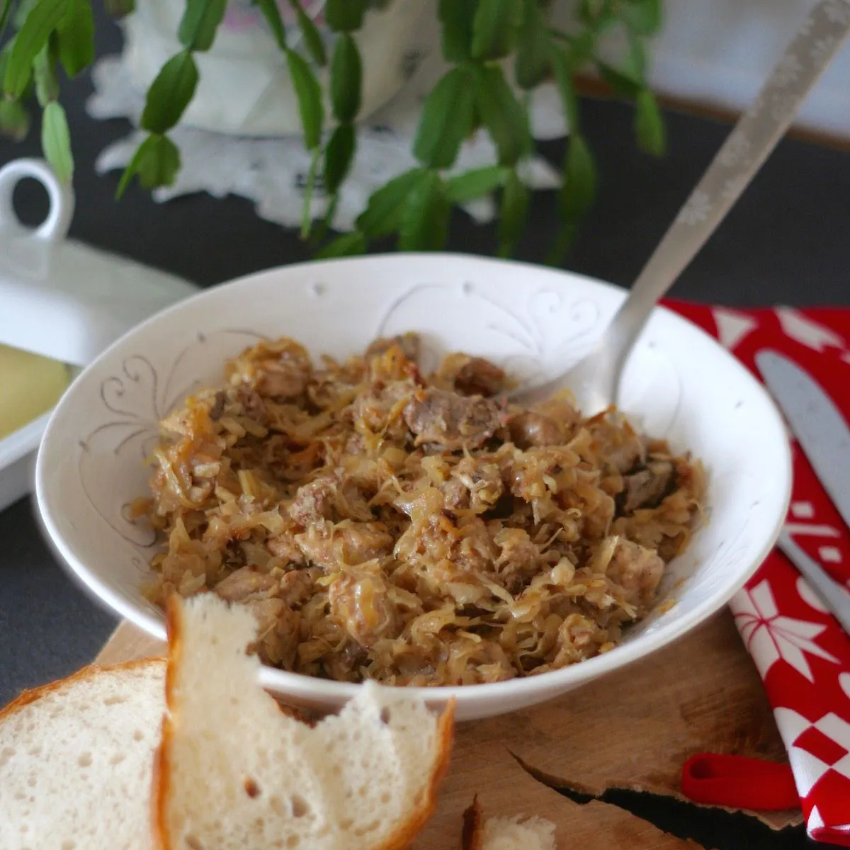 Zdjęcie Czy bigos zaprawia się mąką? Odkryj sekrety idealnego sosu