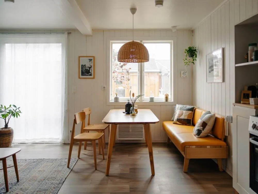 Zdjęcie Jak urządzić mały salon ze stołem, by zyskać więcej przestrzeni?