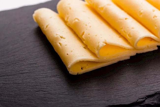 Zdjęcie Ile kcal ma plaster sera żółtego? Zaskakujące różnice w kaloryczności!