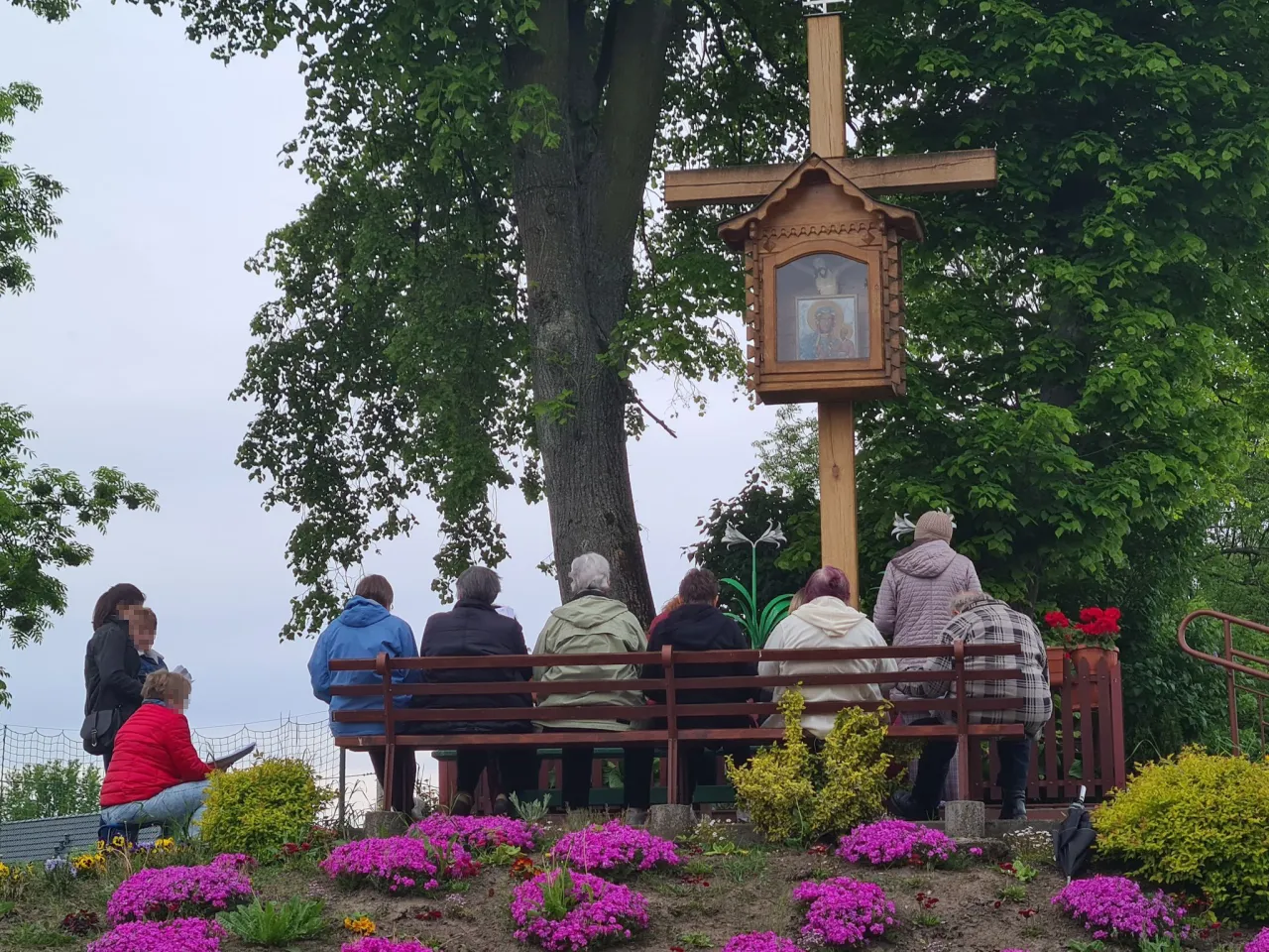 Zdjęcie Ile trwa majówka w kościele? Poznaj różnice w czasie trwania nabożeństw