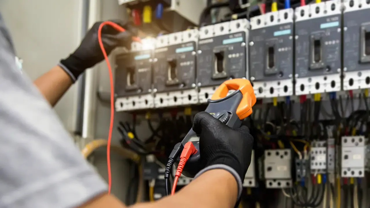 Zdjęcie Czy elektryk to dobry zawód? Sprawdź zalety i wyzwania tej profesji