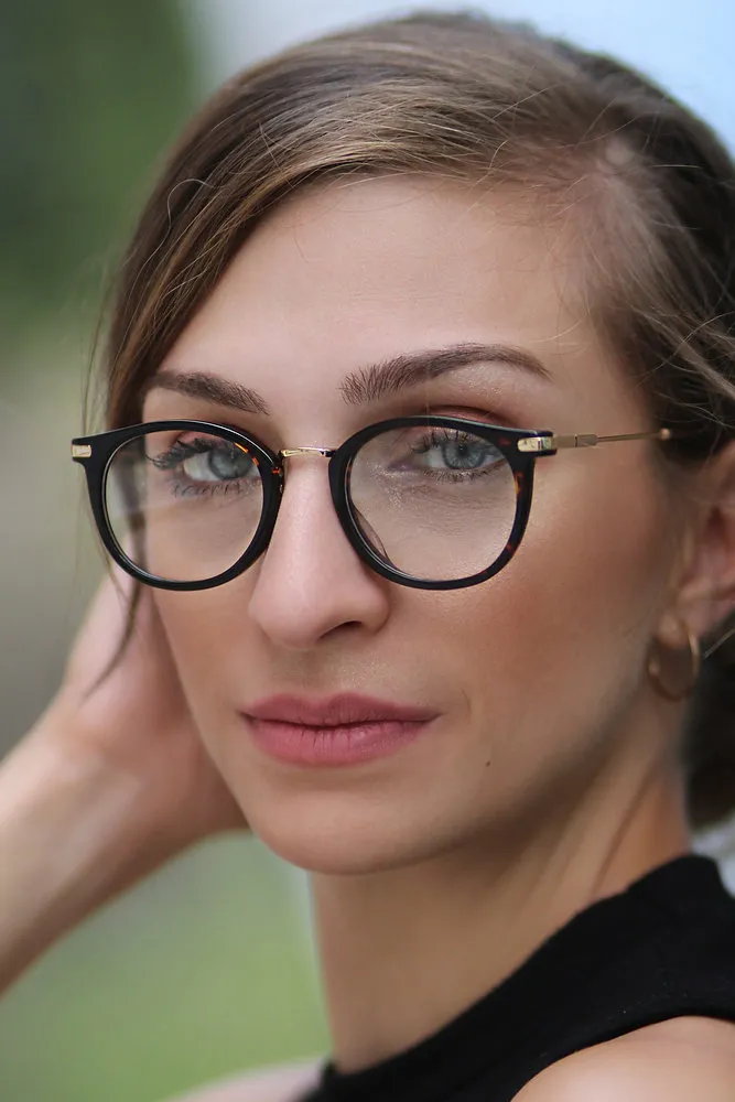 Zdjęcie Jak dobrać okulary do czytania w aptece, by uniknąć błędów?