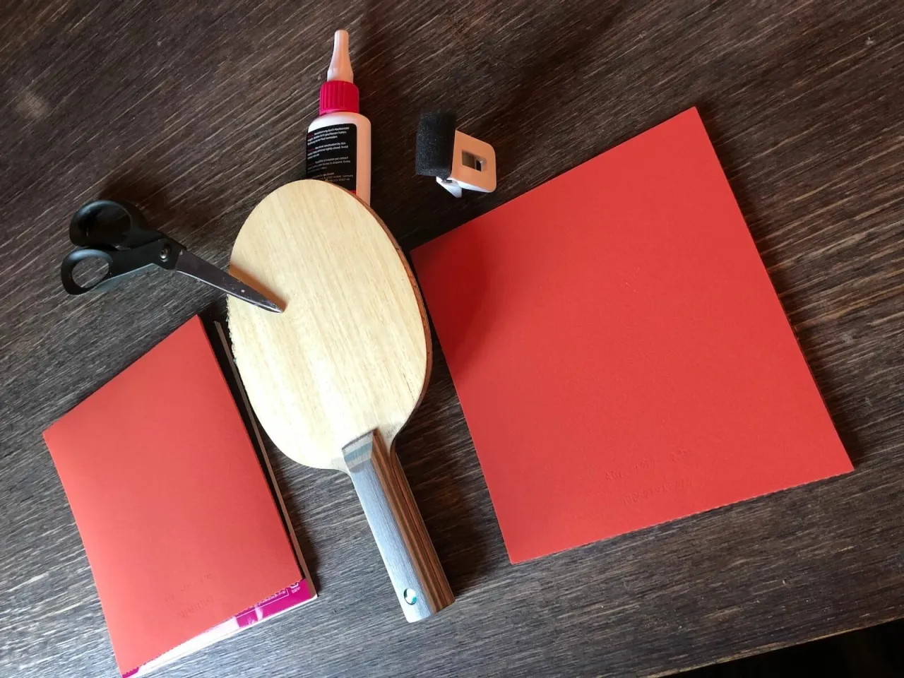 Zdjęcie Jakie okładziny do tenisa stołowego wybrać, by poprawić grę?