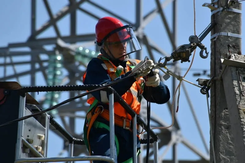 Zdjęcie Ile zarabia pomocnik elektryka? Zaskakujące fakty o wynagrodzeniach