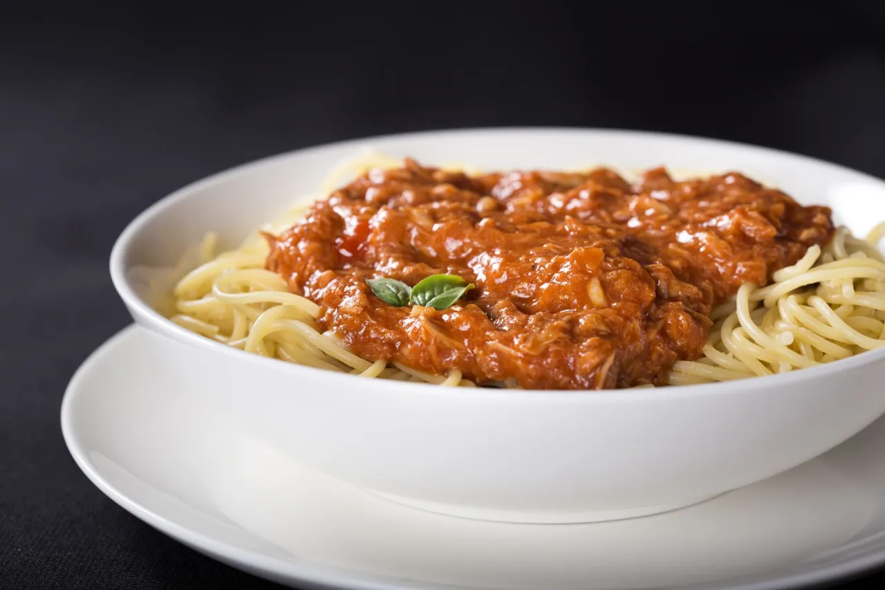 Zdjęcie Szybkie spaghetti z tuńczykiem i pomidorami, które zachwyci smakami
