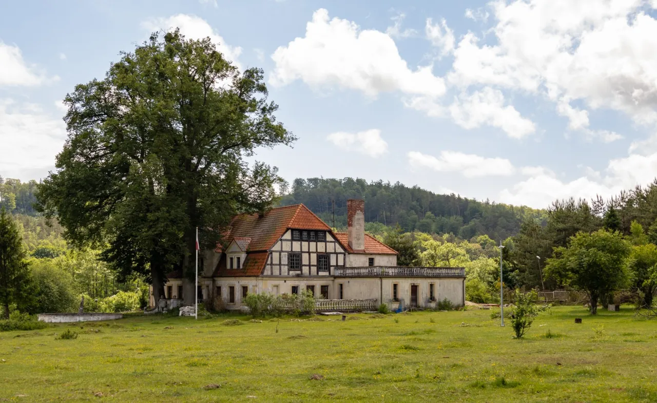 Zdjęcie Dworek Paraszyno - odkryj jego fascynującą historię i atrakcje