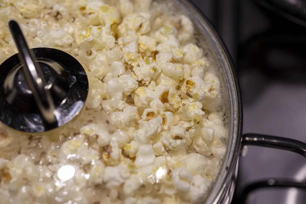 Zdjęcie Jak zrobić popcorn z wydechu i uniknąć niebezpieczeństw związanych z gotowaniem