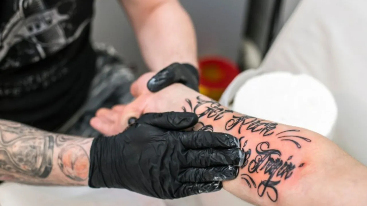 Zdjęcie Czy można smarować świeży tatuaż kremem Nivea? Uważaj na skutki!