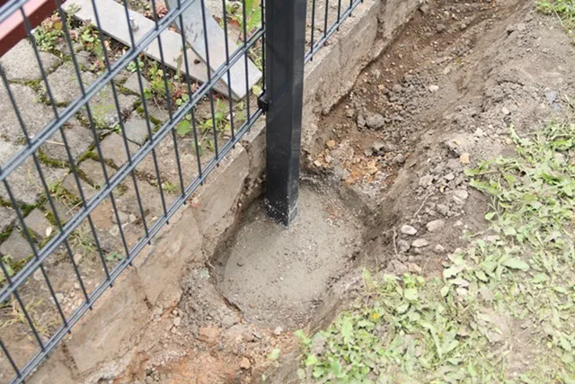 Zdjęcie Ile betonu na słupek ogrodzeniowy? Oblicz dokładnie potrzebną ilość!