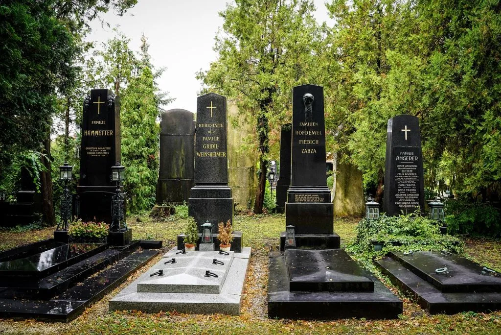 Zdjęcie Jak odnowić złote litery na pomniku i przywrócić im blask