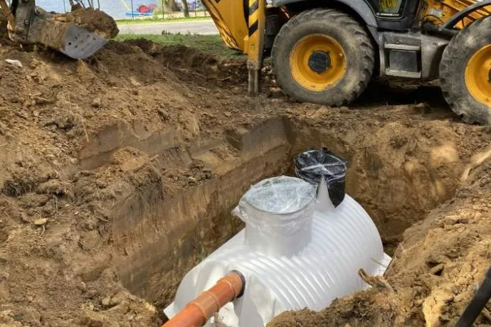 Zdjęcie Ile kosztuje montaż oczyszczalni przydomowej? Sprawdź, by uniknąć wydatków