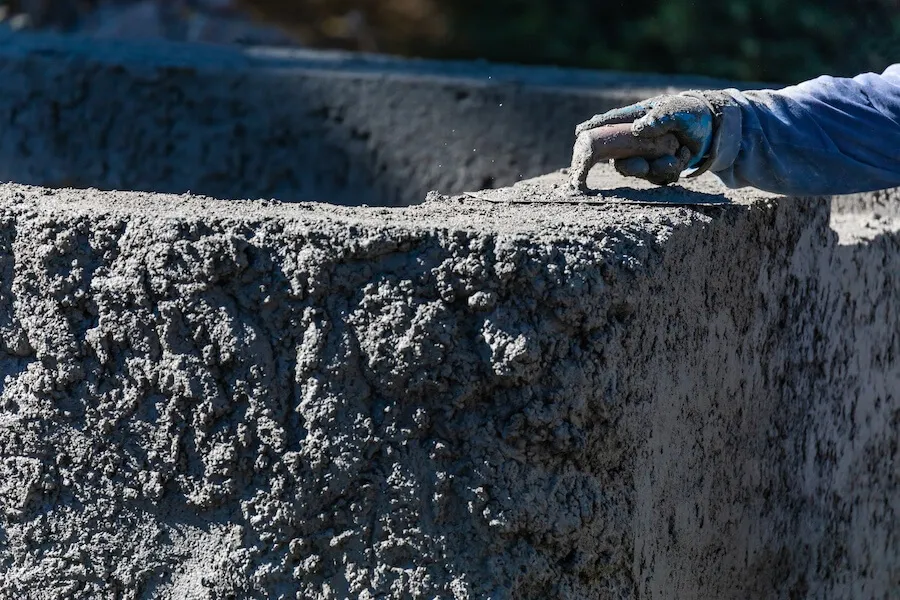 Zdjęcie Kto wynalazł beton? Fascynująca historia i kluczowe postacie